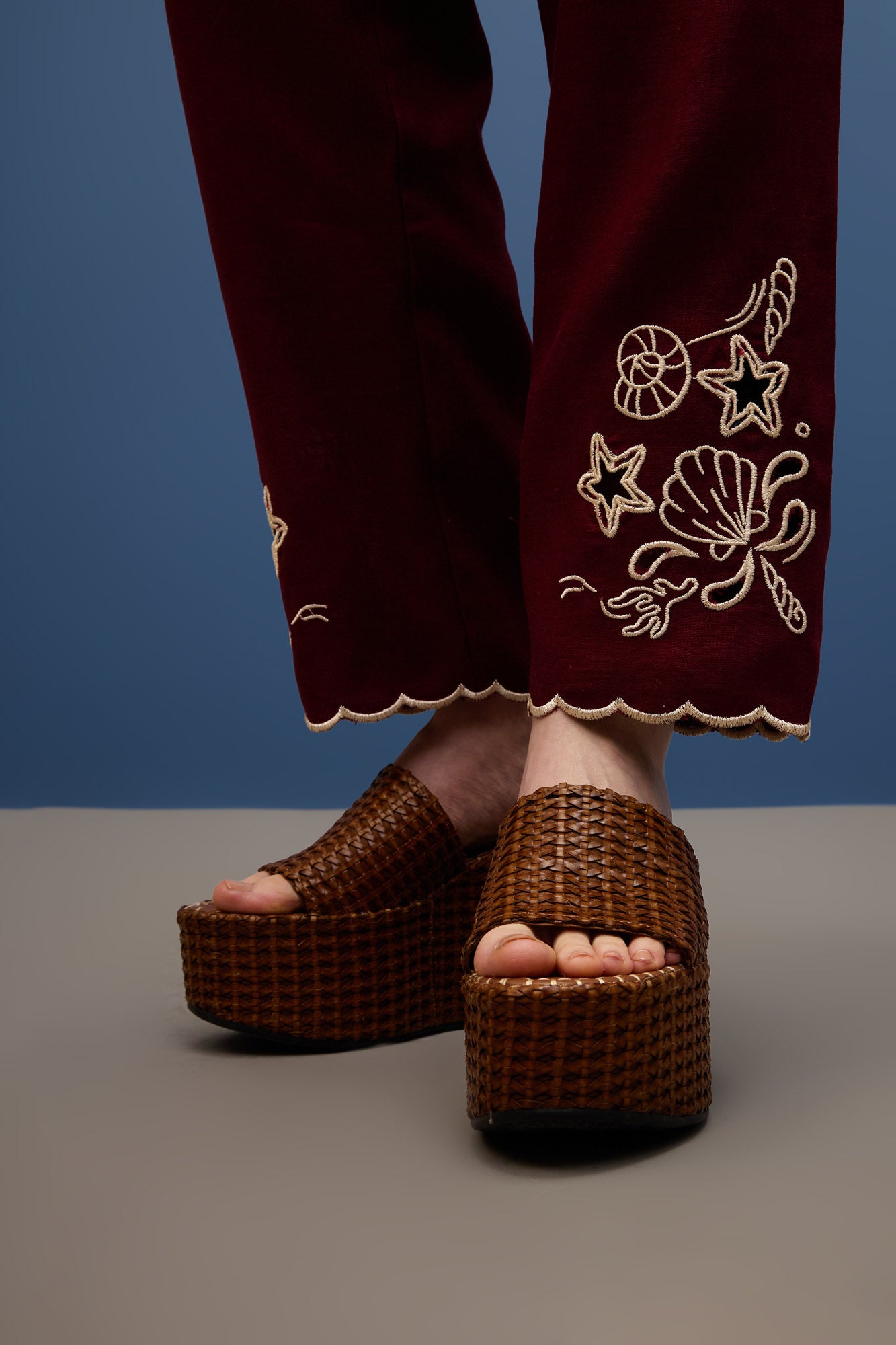 Calça Pregas Bordado Perna Ilhas