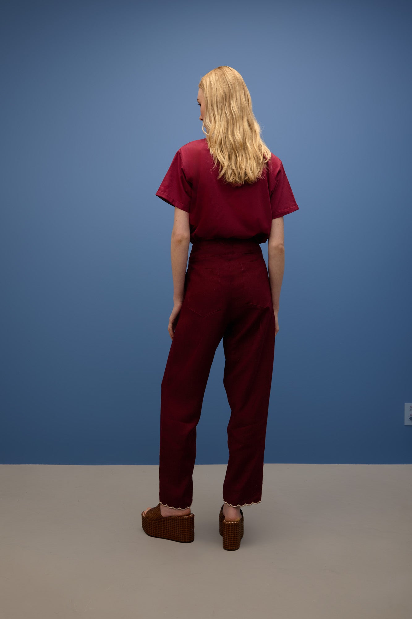 Calça Pregas Bordado Perna Ilhas