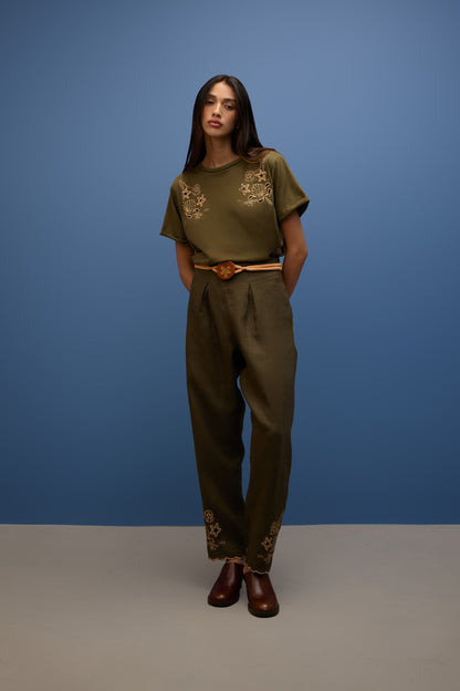 Calça Pregas Bordado Perna Ilhas