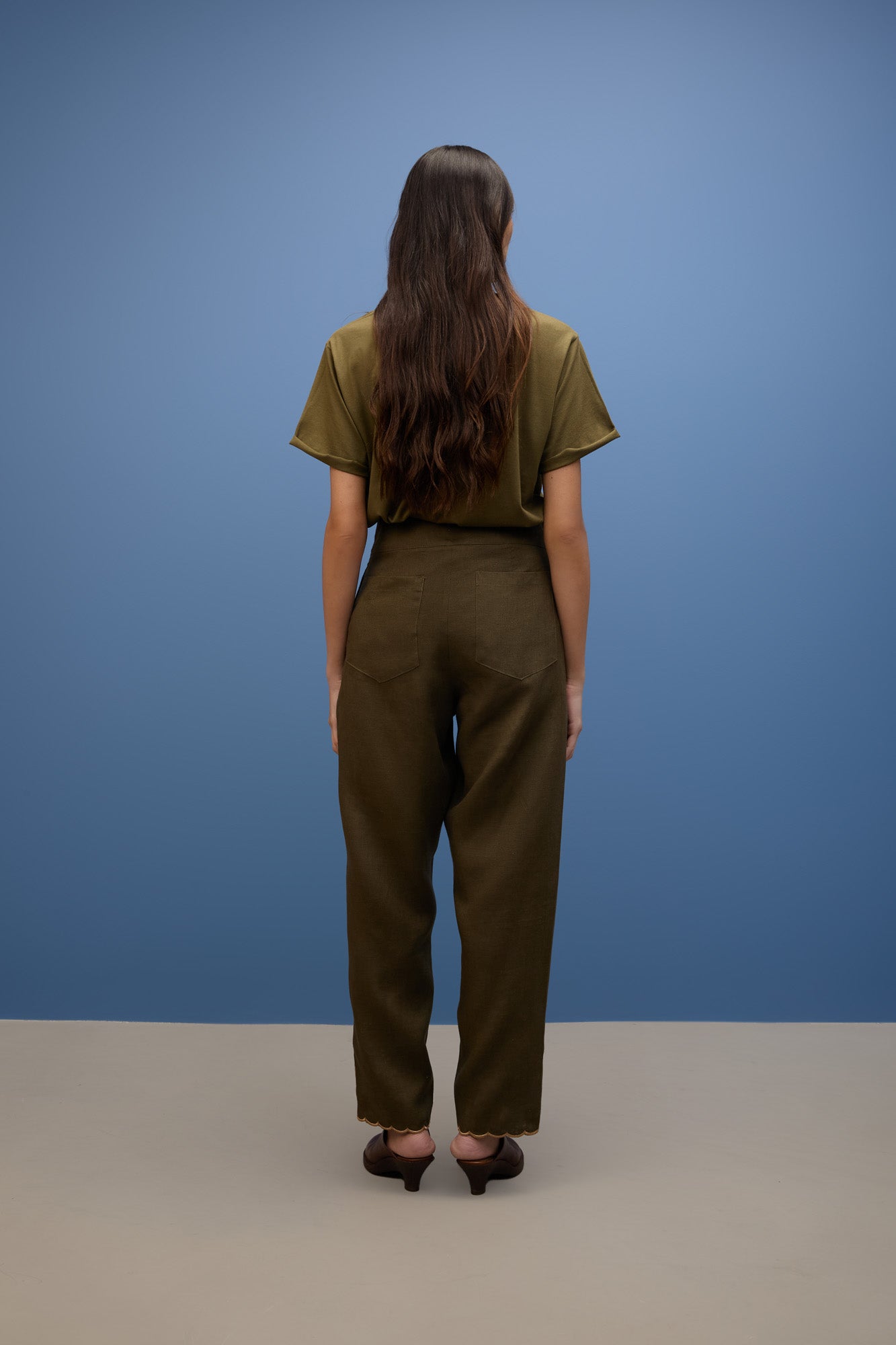 Calça Pregas Bordado Perna Ilhas