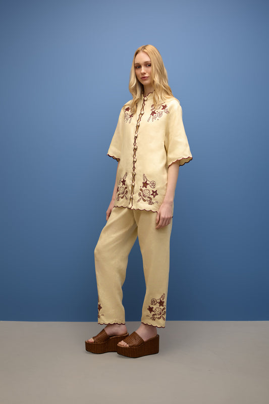 Calça Pregas Bordado Perna Ilhas