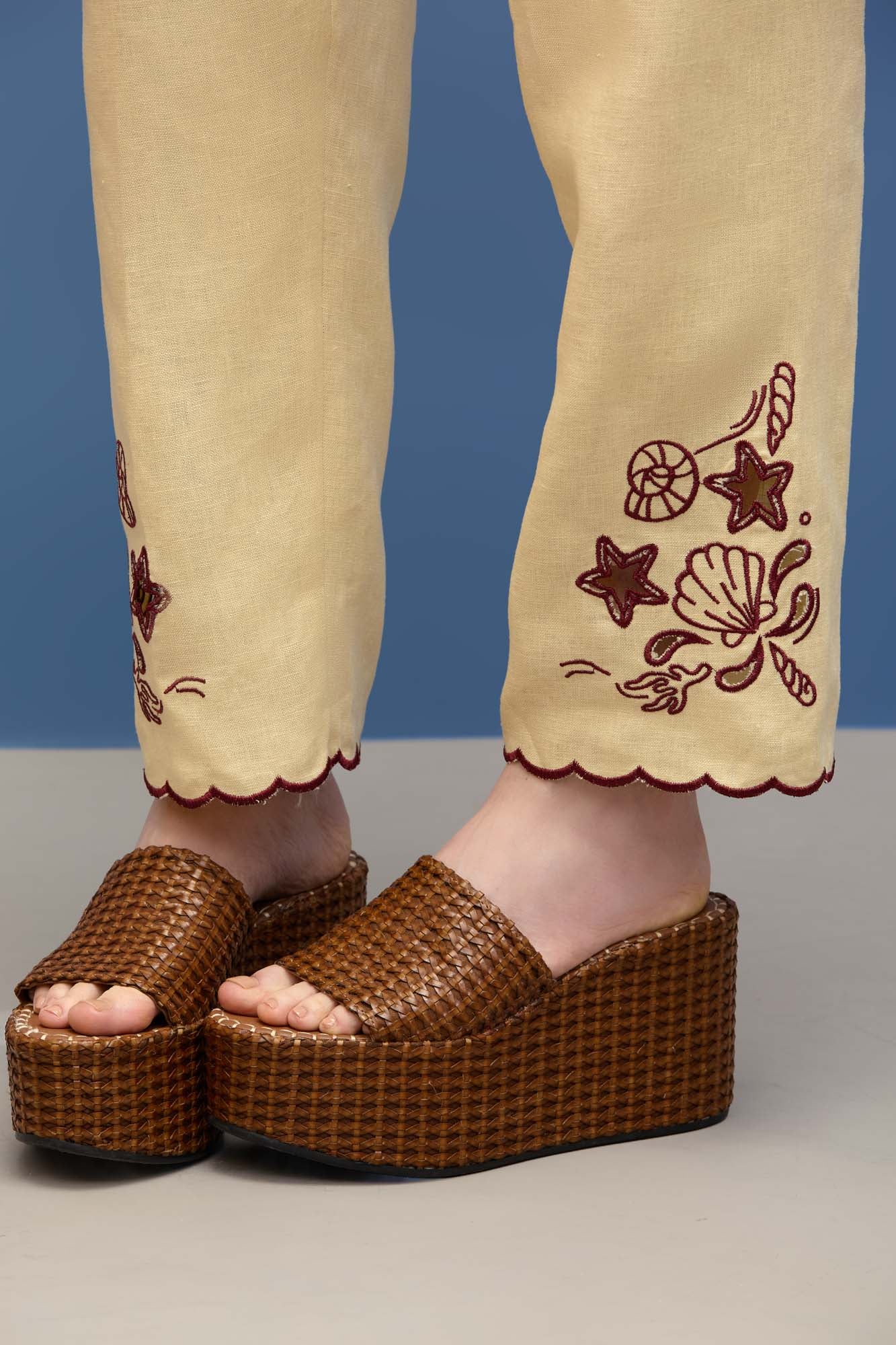 Calça Pregas Bordado Perna Ilhas