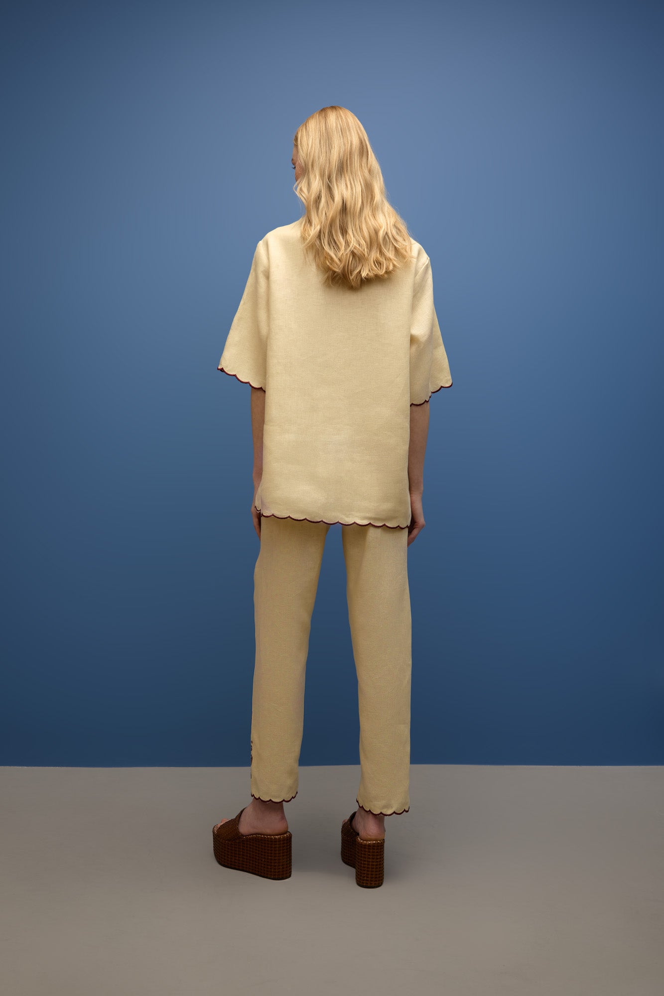 Calça Pregas Bordado Perna Ilhas